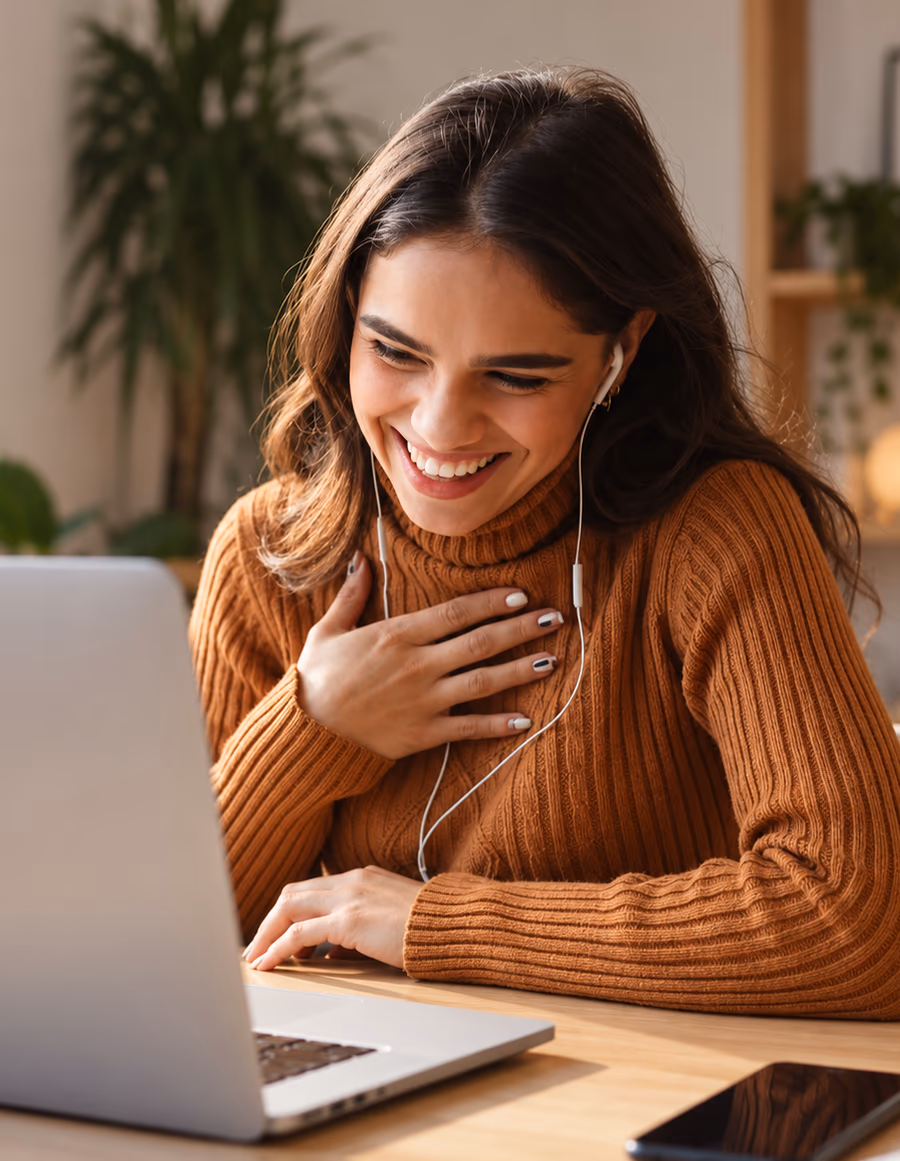 Sara Lindqvist laughing at her laptop
